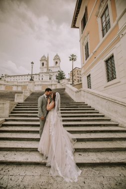 Roma, İtalya İspanyol merdivenlerde genç düğün çifti