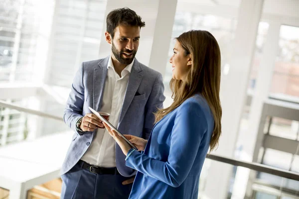 Retrato Jóvenes Empresarios Pie Oficina — Foto de Stock