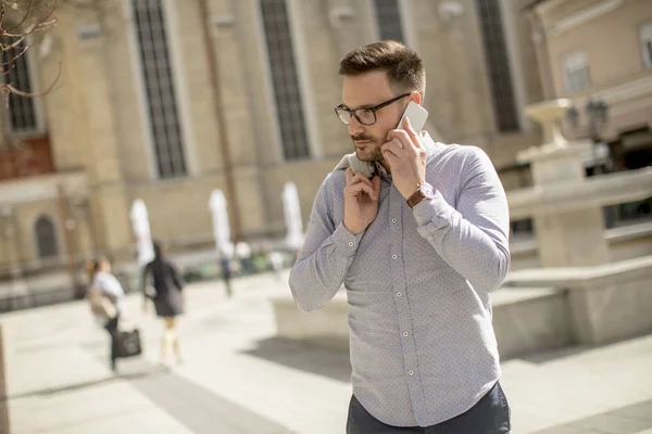 Fröhlicher Junger Mann Nutzt Handy Bei Sonnigem Wetter Der Stadt — Stockfoto