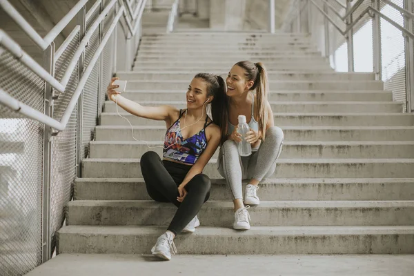 Duas Mulheres Atleta Descansando Tomando Selfie Depois Correr Ambiente Urbano — Fotografia de Stock