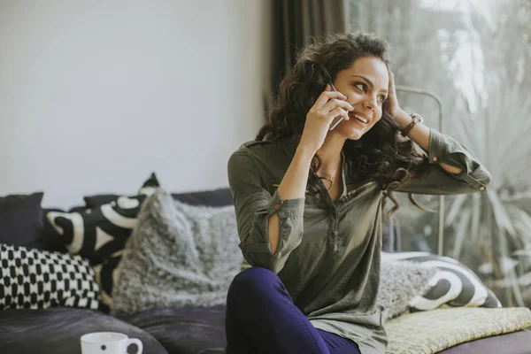 Lockigt Hår Ung Kvinna Med Hjälp Mobiltelefon Och Innehav Mugg — Stockfoto