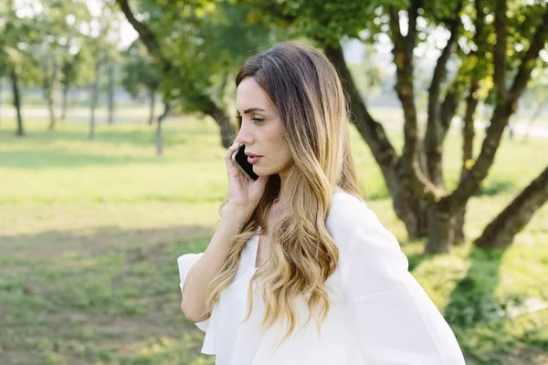 Affascinante Giovane Donna Che Utilizza Telefono Cellulare Nel Parco Verde — Foto Stock