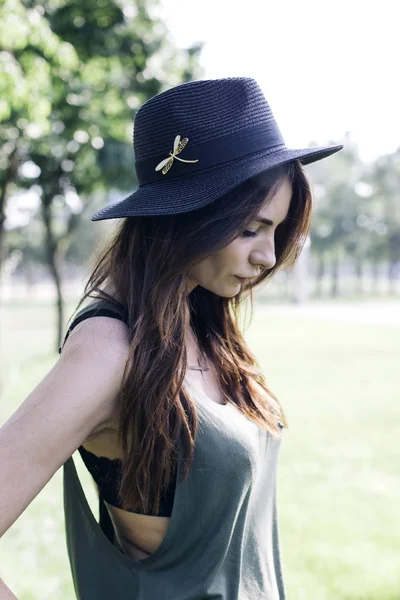 Mujer Joven Con Estilo Parque Día Verano —  Fotos de Stock