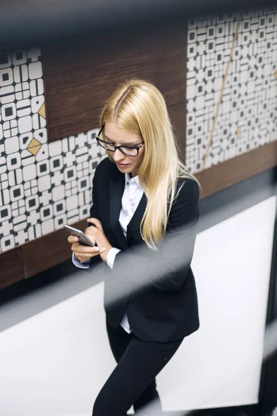 Bovenaanzicht Jonge Zakenvrouw Gebruik Mobiele Telefoon Het Moderne Kantoor — Stockfoto