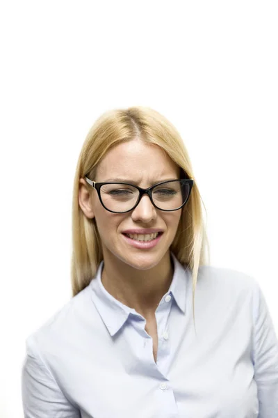 在压力下戴眼镜的年轻女商人工作室肖像 — 图库照片
