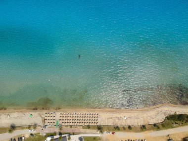 Yunanistan 'ın Chalkidiki kentindeki Nea Roda plajındaki hava manzarası