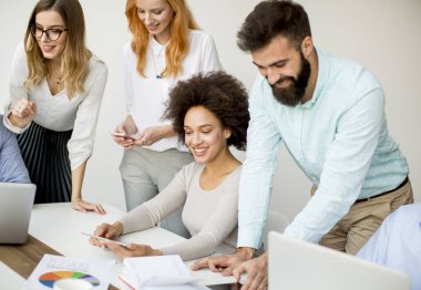 Office proje üzerinde çok ırklı iş adamları