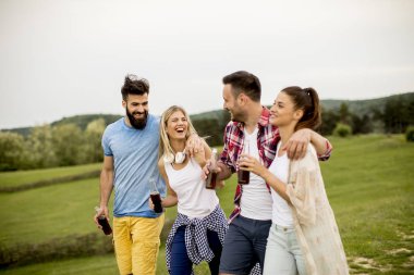 Grup od genç insanlar dağda bir gezisinde doğada eğleniyor