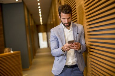 Telefon kullanma office yakışıklı genç işadamı, görüntüleme