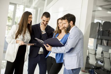 Ayakta ve Office belgeleri analiz etme genç iş adamları