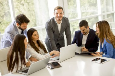 İş adamları modern ofis toplantısı sırasında beyin fırtınası