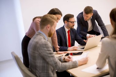 İş adamları modern ofis toplantısı sırasında beyin fırtınası