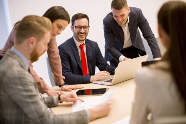 İş adamları modern ofis toplantısı sırasında beyin fırtınası