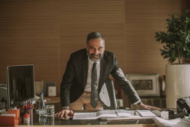 Ofiste üst düzey iş adamı, görüntüleme