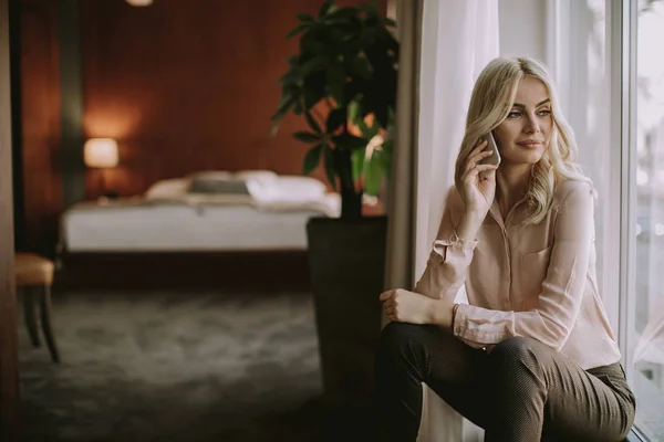 Jolie Jeune Femme Blonde Avec Téléphone Portable Près Fenêtre Dans — Photo