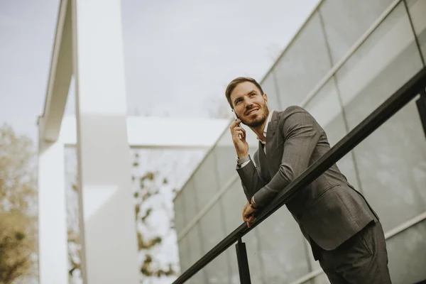 Jonge Succesvolle Zakenman Dragen Grijs Pak Ingedrukt Houden Zijn Smartphone — Stockfoto