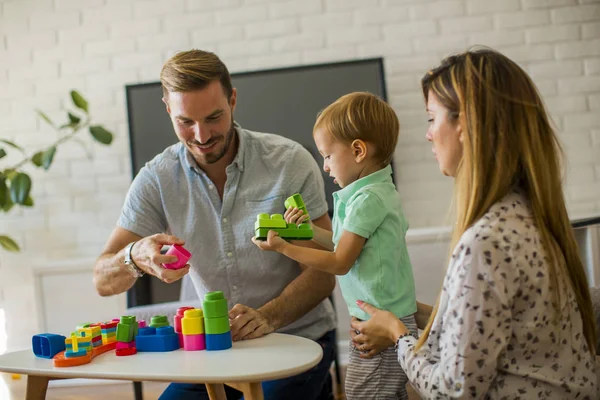 Bambino Che Gioca Giocattoli Con Madre Padre Casa Moderna — Foto Stock