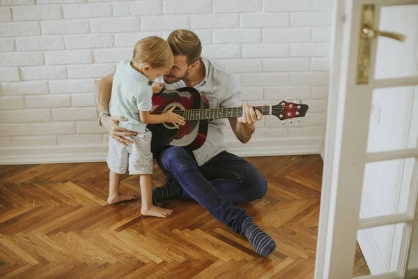 Padre Piccolo Figlio Con Chitarra Casa — Foto Stock