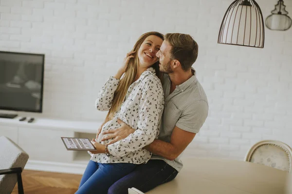 Casal Usando Tablet Digital Juntos Sala Estar Casa — Fotografia de Stock