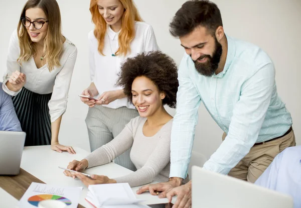 Multirassische Geschäftsleute Arbeiten Projekt Büro — Stockfoto