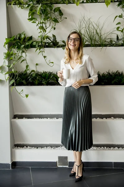 Blick Auf Die Schöne Kaukasische Geschäftsfrau Die Ihrem Büro Grünen — Stockfoto