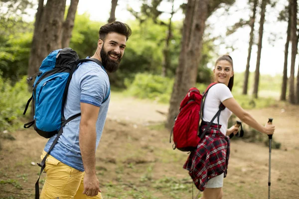 Jeune Couple Randonnée Montagne Printemps — Photo