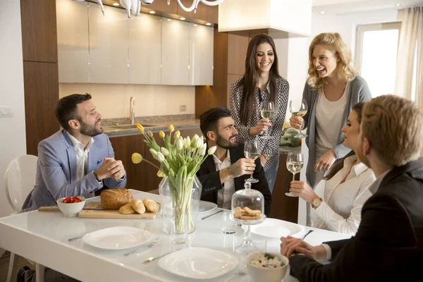 Grupo Jovens Amigos Jantando Casa Brindando Com Vinho Branco — Fotografia de Stock
