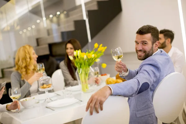 Grupo Jovens Amigos Jantando Casa Brindando Com Vinho Branco — Fotografia de Stock