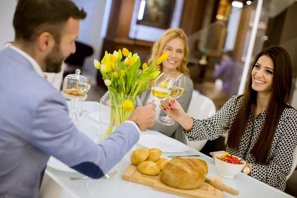 Gruppo Giovani Amici Che Cenano Casa Brindano Con Vino Bianco — Foto Stock