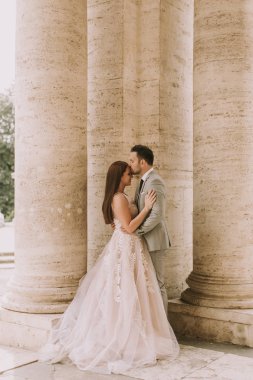 Genç çekici yeni evli çift ile güzel ve antik mimari planda Roma'da poz