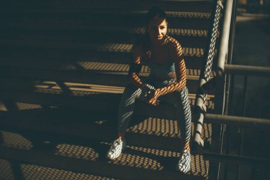 Merdivenlerde istirahat oldukça genç kadın atlet portresi