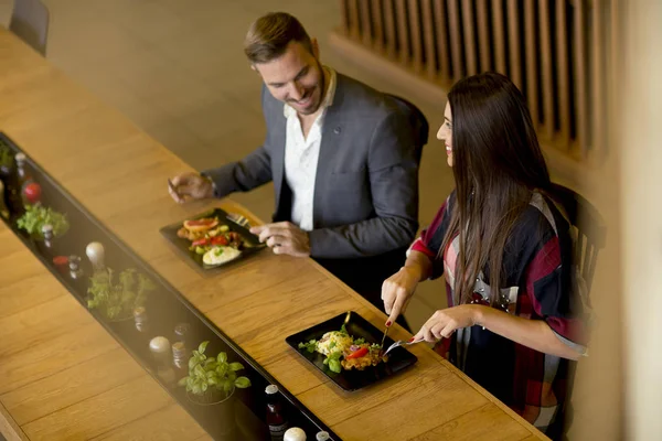 Pareja Joven Amante Almorzando Restaurante Moderno — Foto de Stock