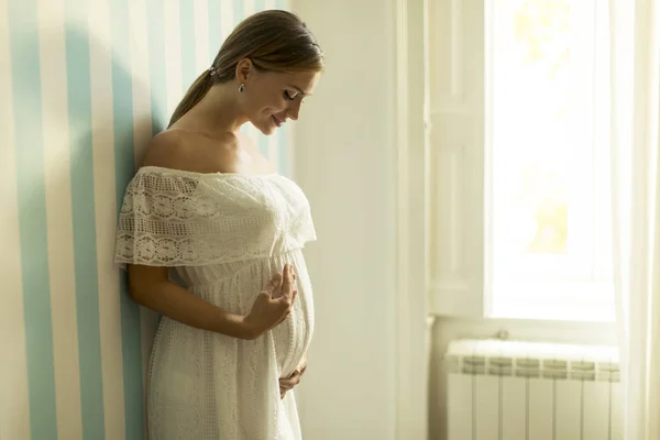 Mujer Embarazada Bastante Joven Pie Junto Pared Habitación — Foto de Stock