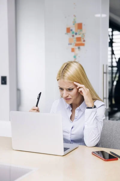 Joven Mujer Negocios Seria Trabajo Oficina Moderna — Foto de Stock