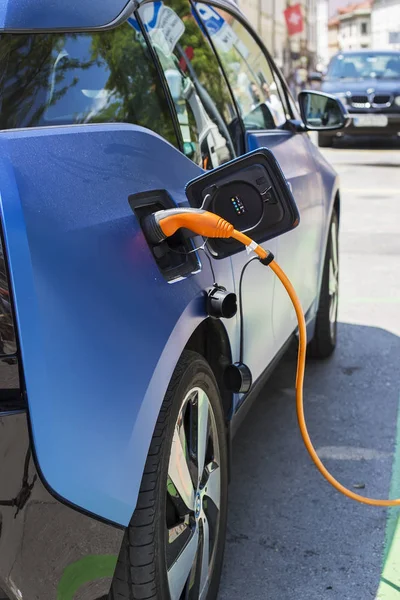 Sokakta bir elektrikli araba şarj