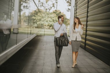 Açık havada genç iş adamları görüntüleme