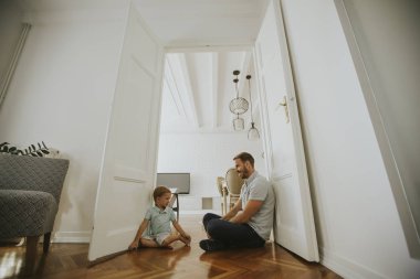 Mutlu baba oğluyla evde yerde oynamak