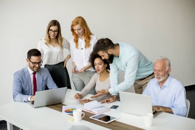 Tartışmak ve birlikte Office bir toplantı sırasında çalışma iş adamları