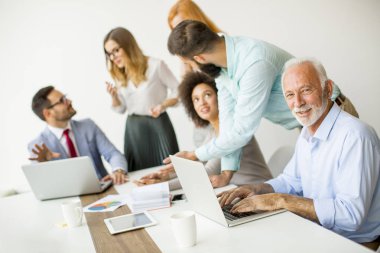 Takım içinde çalışma konferans salonunda işadamları