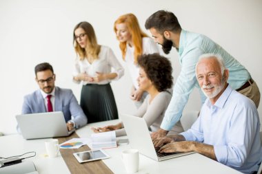Takım içinde çalışma konferans salonunda işadamları
