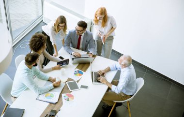 Ofiste çalışan iş adamları, üstten görünüm