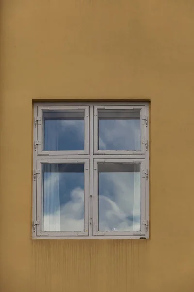 ヴェスターブロ コペンハーゲン デンマーク王国からカラフルなファサードの窓 — ストック写真