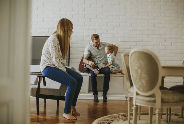 Familia Feliz Con Guitarra Casa — Foto de Stock