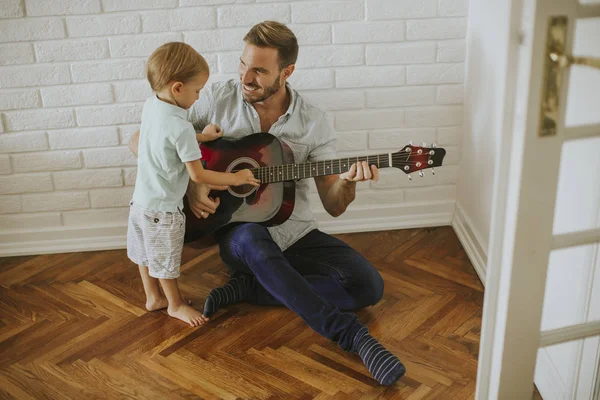 Padre Piccolo Figlio Con Chitarra Casa — Foto Stock