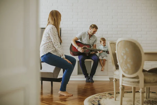 Szczęśliwa Rodzina Gitary Domu — Zdjęcie stockowe