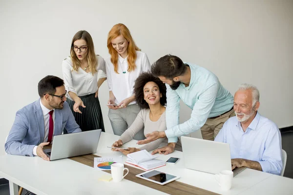 Office proje üzerinde çok ırklı iş adamları