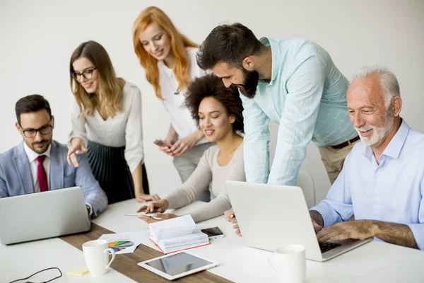 Office proje üzerinde çok ırklı iş adamları