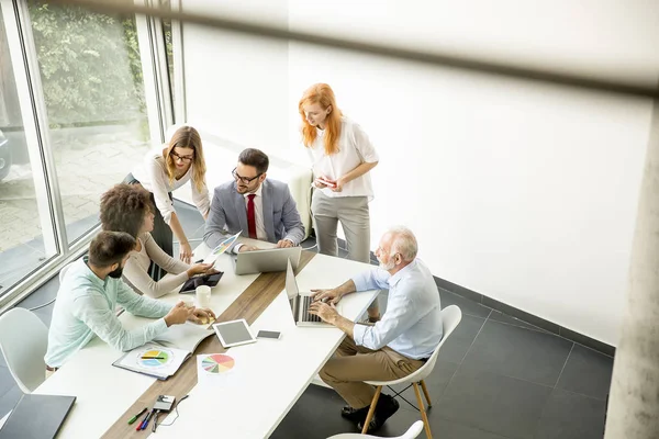 Uomini Affari Multirazziali Che Lavorano Progetto Ufficio — Foto Stock