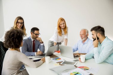 Office proje üzerinde çok ırklı iş adamları