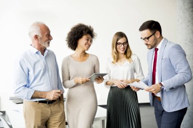 Bir grup başarılı iş adamı ofiste duruyor.